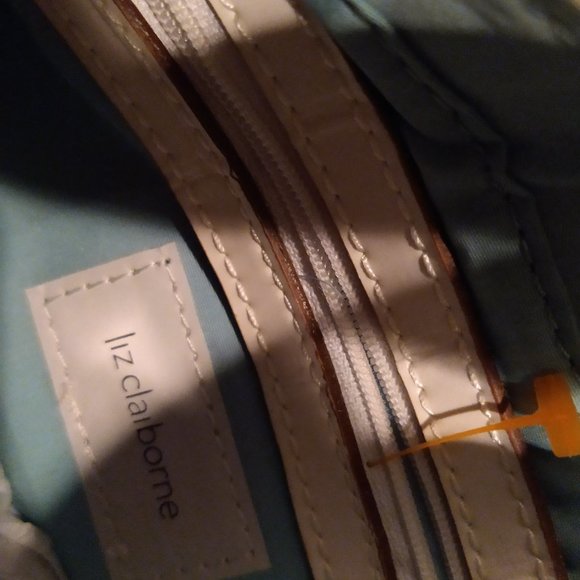 BRAND NEW LIZ CLAIRBORNE WHITE FAUX LEATHER PURSE - Picture 8 of 9